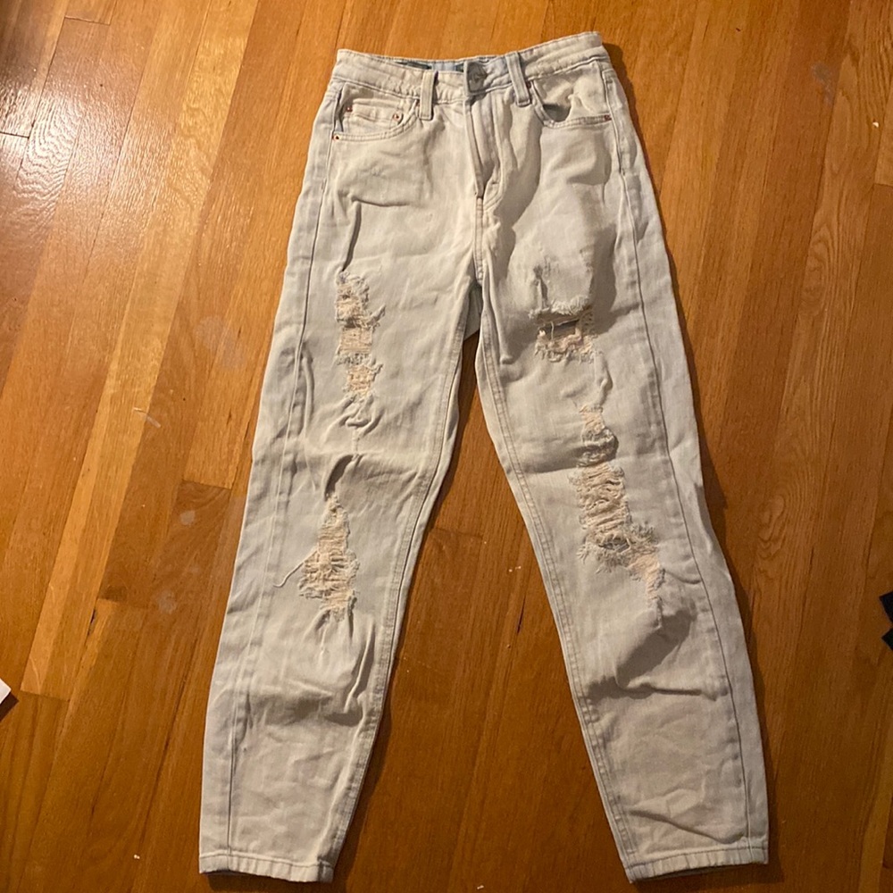 Lightwash ripped mom jeans